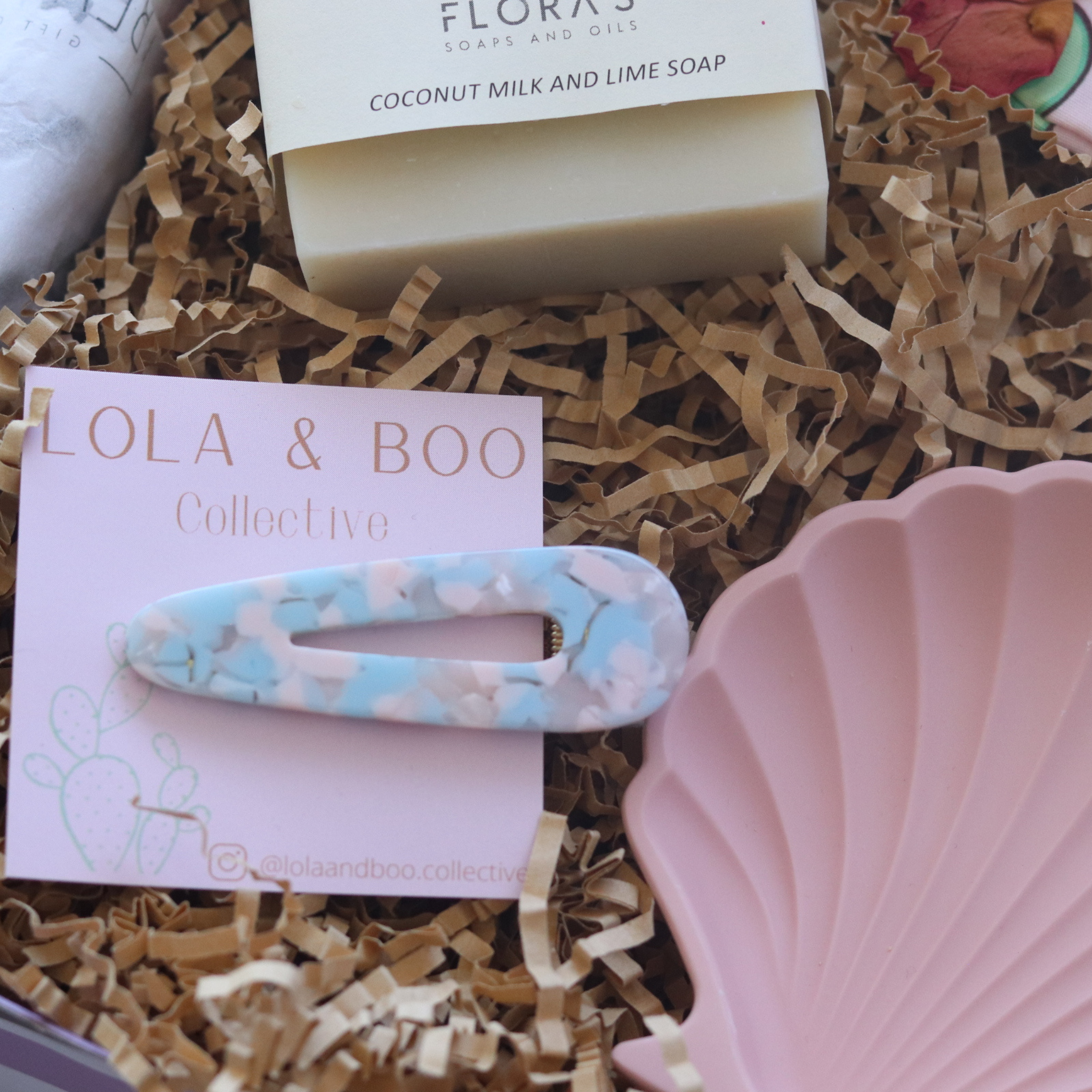 blue lola and boo hair clip seen in box