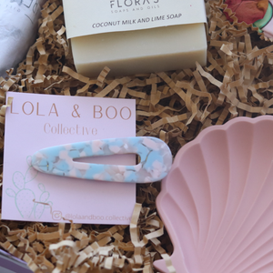blue lola and boo hair clip seen in box