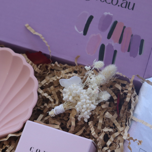 white mini dried flower bundle
